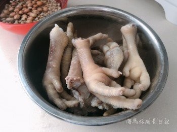 step1: <a href="https://bit.ly/3kLFTWO" target="_blank" data-keyword="雞腳" class="guide-link"><strong>雞腳</strong></a> <span style="display:inline-block;vertical-align:middle;margin-top:-3px;color:initial;border-radius:3px;padding:2px 3px;font-size:12px;line-height:14px;background:#87d300;color:#fff;">即買</span> 洗淨後去掉趾甲，連同豬肉飛水備用
眉豆及花生浸約30分鐘