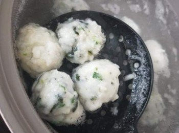 step6: 準備一煲水，滾水後轉中火，
一邊將紫菜墨魚滑整成圓形，
一邊放落滾水中，
(一粒整完形狀就放落水，再整另一粒，如此類推)
當墨丸浮起就可以撈起佢，
立即放在準備左的冰水碗中，再將佢地抹乾水備用，