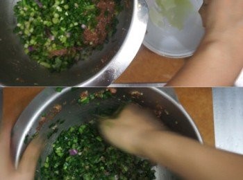 step4: 涼掉後的韭菜揸乾水份，拌入所有材料（這步驟是令韭菜拌入豬肉後不會再出水）