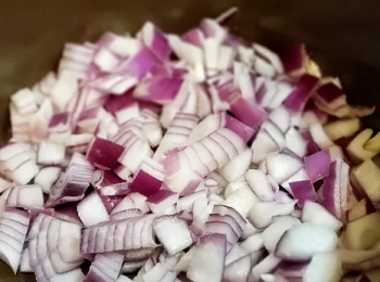 step5: 用些少牛油起鑊炒香洋蔥， 加入白酒