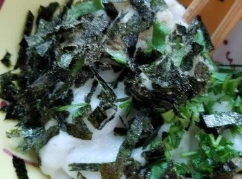 step2: 首先將墨魚滑+原味紫菜碎+蔥花+芫荽碎+少少胡椒粉+ 少少糖+少少鹽+生粉+少少芝麻油落碟度