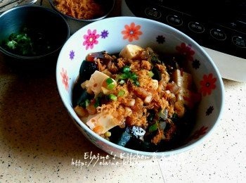 step10: 雞蛋豆腐及皮蛋放入碗或碟內 , 淋上汁料 , 最後灑上蔥粒及豬肉鬆即可