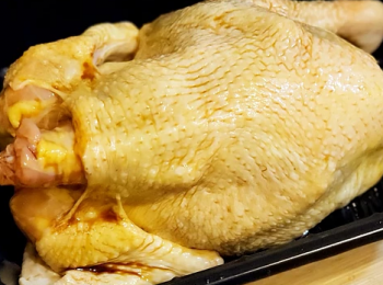 step2: 把雞洗乾淨抹乾放入器皿內，倒入瑞士汁均勻地沾滿雞及內腔， 醃三小時或以上 ( 最好放入雪櫃醃一晚 )