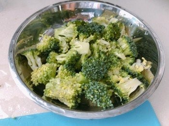 step2: 蘑菇洗淨切碎；西蘭花加鹽浸水後洗淨切碎