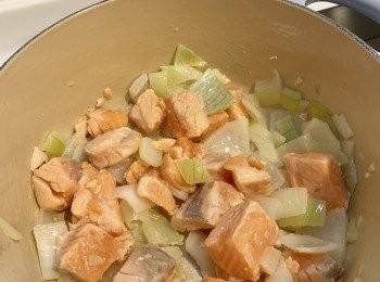 step4: 加三文魚粒炒熟，要小心唔好炒爛