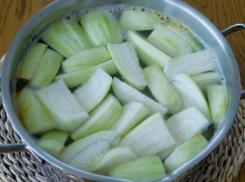 step2: 煮沸一鍋水，放入節瓜、咸蛋黃和瑤柱，煮20分鐘