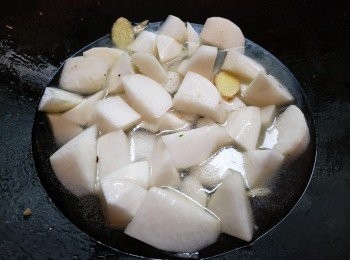 step4: 加入約300ml水將蘿蔔煮至淋身。