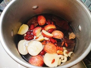 step3: 將所有材料放入煲內，用3000ml水煲滾轉細火煲1.5小時.根據個人口味落鹽調味即可。此湯建議即日飲完。