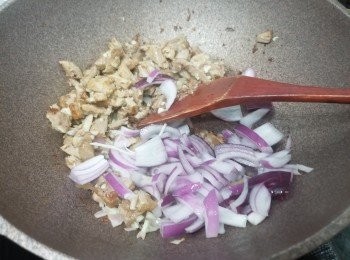 step5: 再加入洋蔥炒至金黃色