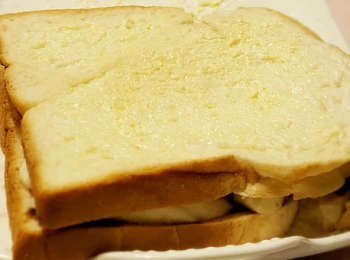 step5: 再把另一塊方包蓋上 ( 塗有榛子朱古力醬的一面面向香蕉片)