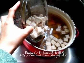 step10: 最後加入芋頭粒 , 片糖及薑汁拌勻 , 轉用中火煮至片糖完全溶掉