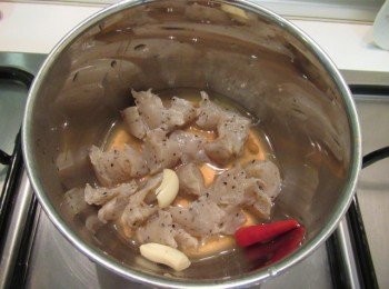 step3: 開蓋,放入辣椒,蒜碎,酒,味霖及豆醬再開火邊拌邊加熱煮至收乾即可.