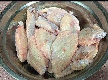 step1: <a href="https://bit.ly/3zHU5V3" target="_blank" data-keyword="雞翼" class="guide-link"><strong>雞翼</strong></a> <span style="display:inline-block;vertical-align:middle;margin-top:-3px;color:initial;border-radius:3px;padding:2px 3px;font-size:12px;line-height:14px;background:#87d300;color:#fff;">即買</span> 解凍後用紹興酒，生抽、蠔油、糖醃料醃2小時；冬菇去蒂浸軟切片備用；雲耳洗淨備用