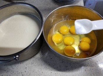 step3: 6隻雞蛋攪拌成蛋漿，加入已經灘凍的豆漿內，加入半茶匙鹽拌勻