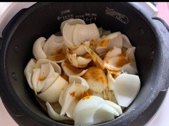 step8: 加入洋蔥同咖哩粉。
用「蒸/燜」mode, 較10分鐘。