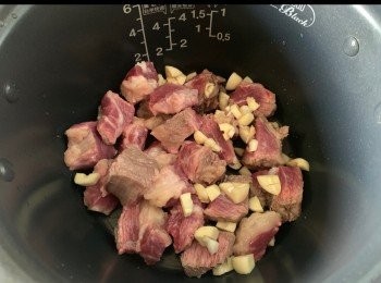 step3: 蒜頭切粒加入牛腩。