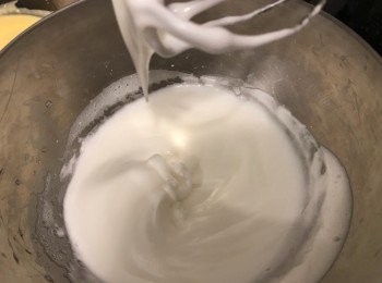 step4: 蛋白用中速打至起泡，轉中高速分三次加入糖打至濕性發泡