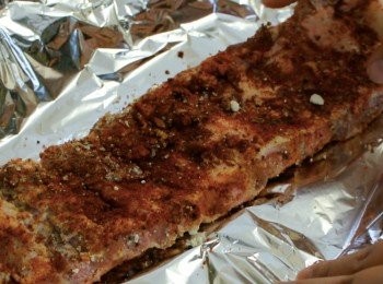 step1: 先將所有調味料(除BBQ醬)均勻塗抹在豬肋骨的兩面上