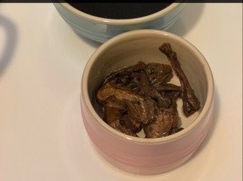 step1: 牛肝菌洗淨，前一晚以300ml室温水放雪櫃浸軟
