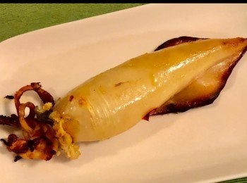 step4: 烤箱预热220度，將魷魚放入烤爐內烤15分鐘，然後將魷魚返轉再烤另一邊約10分直至魷魚黃金色後取出。