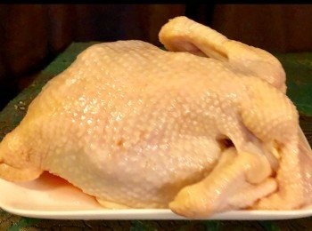 step2: 1 隻鮮鷄洗淨，抹乾， 然後用雞粉抹勻內外，再淋上紹興酒醃30-45分鐘後備用。