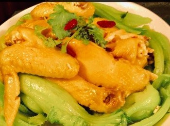 step6: 埋成玻璃芡後淋上雞，撒少許枸杞子便成。



想知道我更多食譜，可去我Facebook 專頁。
https://m.facebook.com/carlineki/