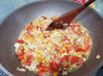 step7: 先加入雞湯+已炒海鮮汁+酒滾一滾大約10分鐘吸晒d汁
(滾時不時翻動材料)，
再試一試米還是過硬，如果仲係好硬，
再入50ml加滾水再煮5分鐘吸晒d，
再試一下米的硬度是否咬落去外軟內有少少硬，
如果未得就再落50ml直到吸晒d水，
記得吾好煮到全軟，口感就吾係食意大利飯