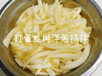 step3: 打蛋同洋蔥簡單一齊撈一撈