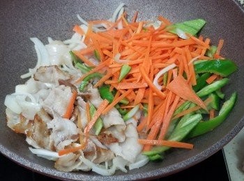 step5: 再放埋甘筍絲+小青椒塊繼續炒至淋身少少