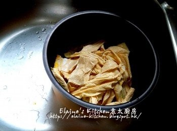 step6: 逐一將節瓜 , 粟米 , 鮮腐竹及粟米鬚放入美的智能高速鍋的煲內