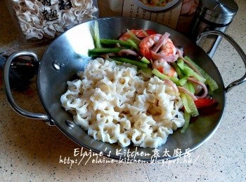 step6: 將配料(蝦肉 , 火腿絲 , 青瓜絲)放入