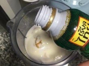 step11: 加入70g椰奶和300g冷開水，攪打成芒果泥；