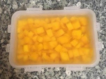 step10: 再倒入椰子汁煮成的果凍液；入冷凍庫10分鐘至完全凝固。