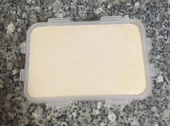 step11: 取出凝固後的果凍，將剩餘的椰奶果凍液再次小火加熱至容解（因爲降溫後會開始凝固），用濾網將剩餘的椰奶果凍液倒入模型中，放回冷凍10分鐘至凝固後，取出並蓋上蓋子，改放冷藏過夜或兩小時以上。