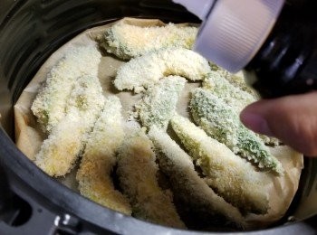 step5: 放入氣炸鍋內,噴油於面上(如沒有噴油壺,可以用油掃用印油方法)用180度先炸5分鐘,再反轉噴油再炸4-5分鐘即可