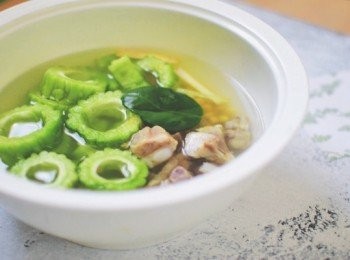 step2: 準備一個可以放進蒸鍋的大碗，放入苦瓜，排骨，熟黃豆，檸檬葉