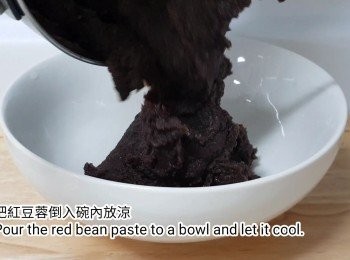 step11: 把<span class="group_1">紅豆蓉</span>倒入碗內放涼(放涼後會比較硬身一點)