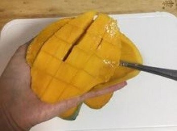 step6: 用湯匙延果皮將果肉完整挖下放入盤中；