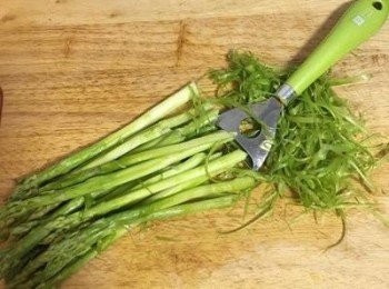 step2: 先將蘆筍較粗和老的部位折斷，再用削皮刀將折斷處的皮削除後洗凈；削皮時煮滾一鍋水，準備燙蘆筍。