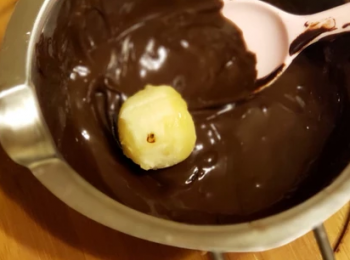 step4: 圓球沾上朱古力， 放在烹調紙上待乾