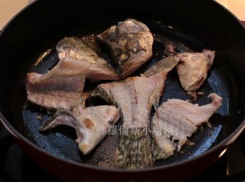 step4: 煎好魚頭魚尾魚骨，加水煮約30分鐘