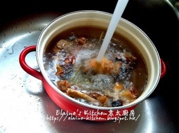 step5: 燒豬骨放入煲內 , 加入薑絲及適量水拌勻