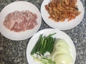 step2: 蔥切段，並將蔥白和蔥綠分開放；洋蔥去皮切絲；五花肉切薄片後用1/3茶匙鹽和少許黑胡椒粉略抓；泡菜擠乾水份後略切即可。