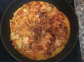 step11: 取大盤蓋住鍋子後一起翻轉，讓煎餅翻在大盤中，鍋內試狀況可再加點油，再輕鬆的將煎餅滑回鍋中，中小火續煎到餅糊上色。