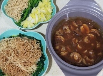 step4: 晚上準備烚好蔬菜+麵(隔好水)上碟備用，
將鮑魚加入海參冬菇鮑魚汁中火滾大約15分鐘就可灑上蔬菜+麵上，
最後落油炒香薑絲蔥絲芫荽段放在麵上就食得!