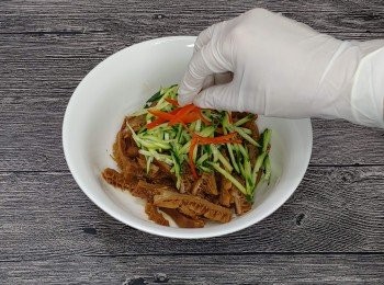 step10: 將牛肚絲置大碗中； 加入青瓜絲、辣椒絲及芫茜