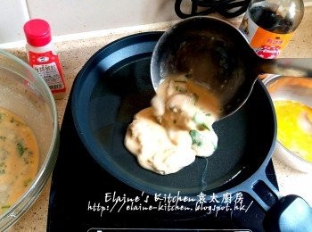 step7: 加油落美的早餐機的煎pan內按<煎餅>功能燒熱 , 放入適量粉漿