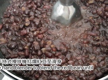 step5: 紅豆諗身後可以用手持式攪拌機打爛紅豆至滑身