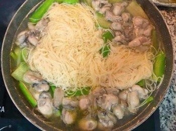 step8: 趁湯滾時，將蚵仔放入；