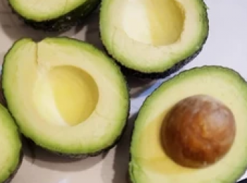 step1: 先把牛油果開半去核